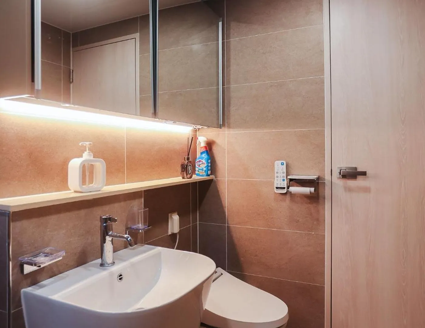 Apartment Stay H Hapjung Cine #Hapjeong #Hongdae #Airport Railroad #New Building #3 Queen Beds #7 People #1 Minute To Yg Entertainment #Elevator #Parking #Air Conditioner In Each Room #Luggage Storage #Hotel-Style Bedding #Movie Seoul
