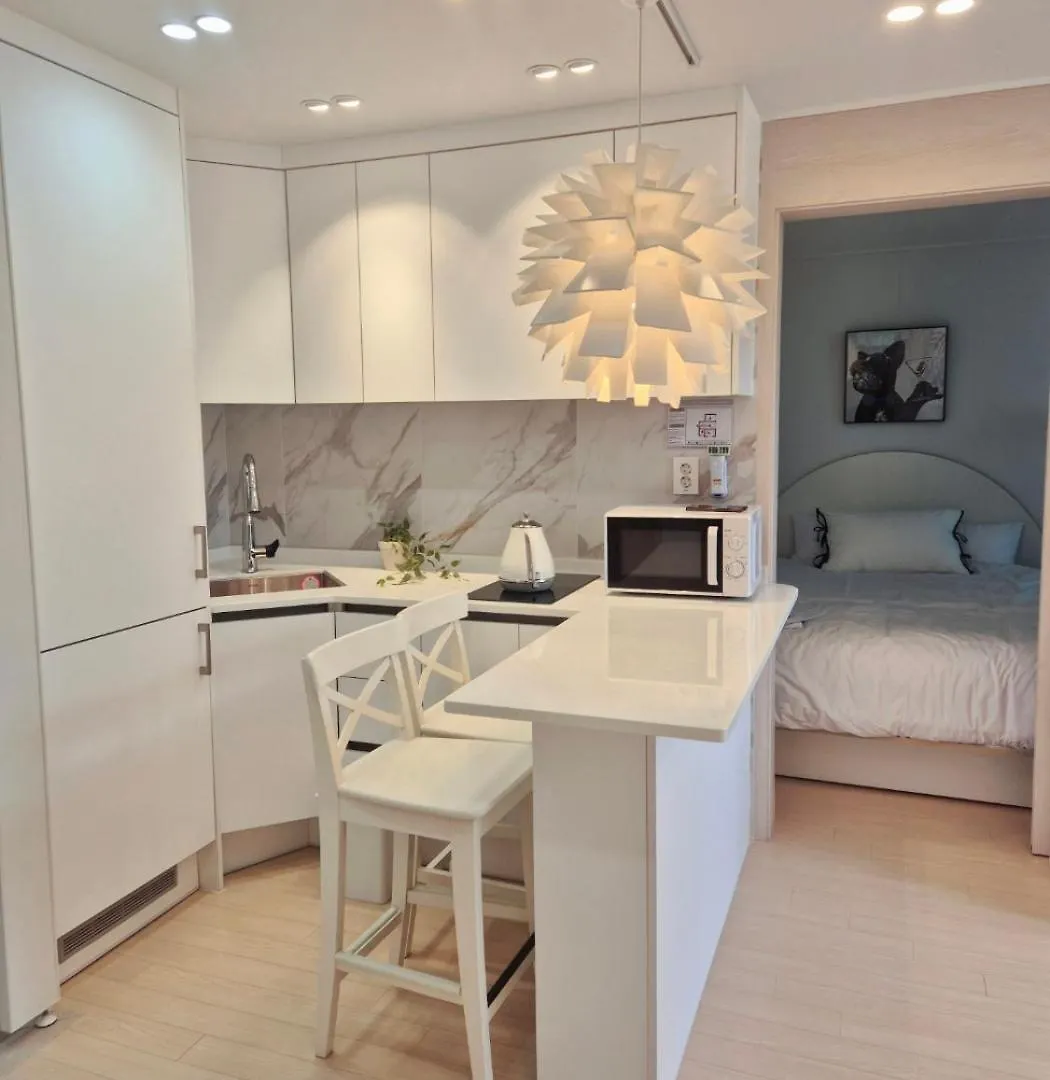 Stay H Hapjung Cine #Hapjeong #Hongdae #Airport Railroad #New Building #3 Queen Beds #7 People #1 Minute To Yg Entertainment #Elevator #Parking #Air Conditioner In Each Room #Luggage Storage #Hotel-Style Bedding #Movie Seul