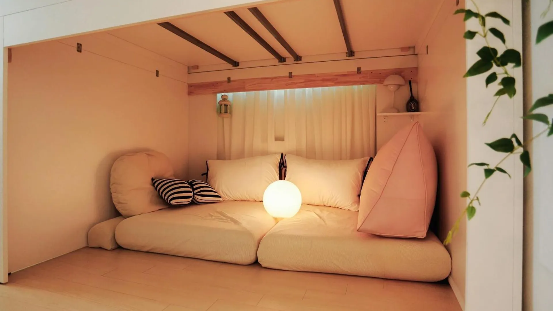 Stay H Hapjung Cine #Hapjeong #Hongdae #Airport Railroad #New Building #3 Queen Beds #7 People #1 Minute To Yg Entertainment #Elevator #Parking #Air Conditioner In Each Room #Luggage Storage #Hotel-Style Bedding #Movie Seul Korea Południowa